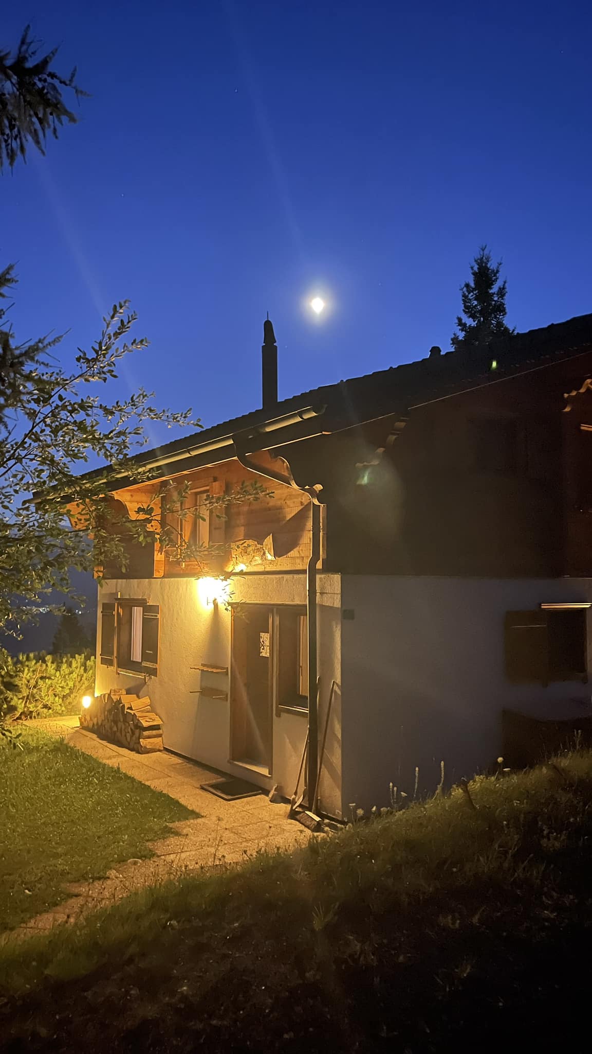 zomer chalet avond
